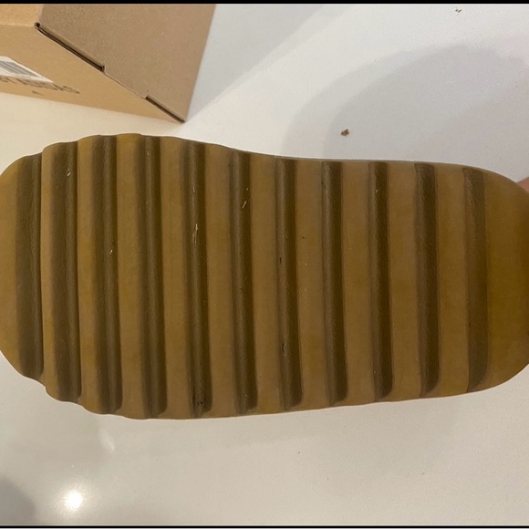 Adidas Yeezy slides size 4 ochre colorway - Picture 6 of 10